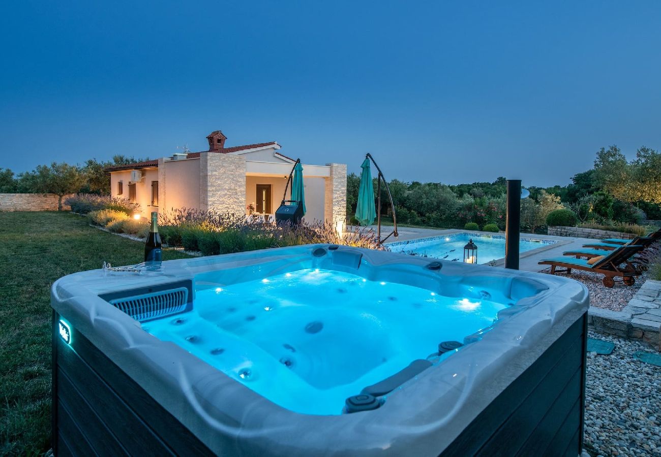 Villa in Mali Vareški - Villa Silentio mit Whirlpool und Pool (4+2)