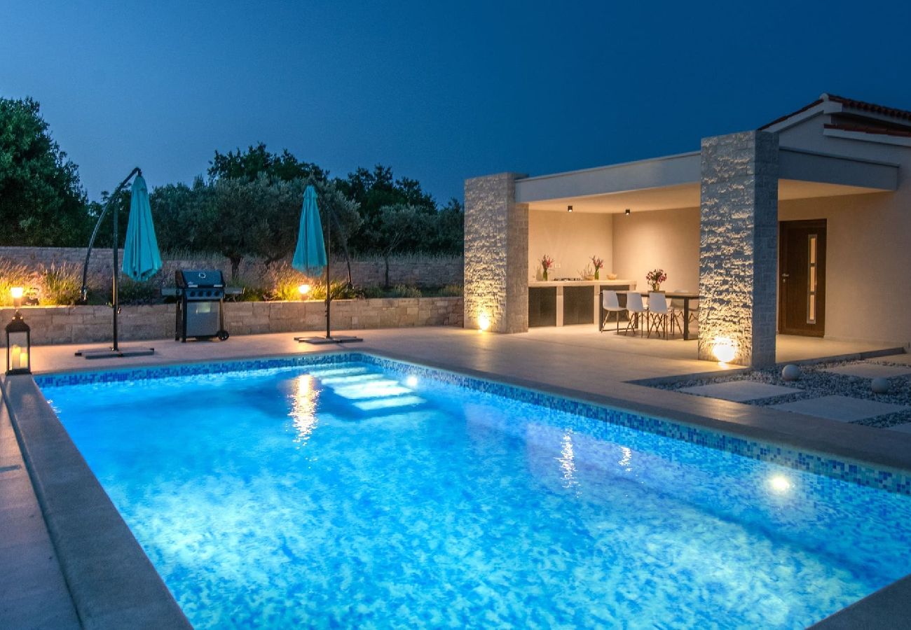 Villa in Mali Vareški - Villa Silentio mit Whirlpool und Pool (4+2)