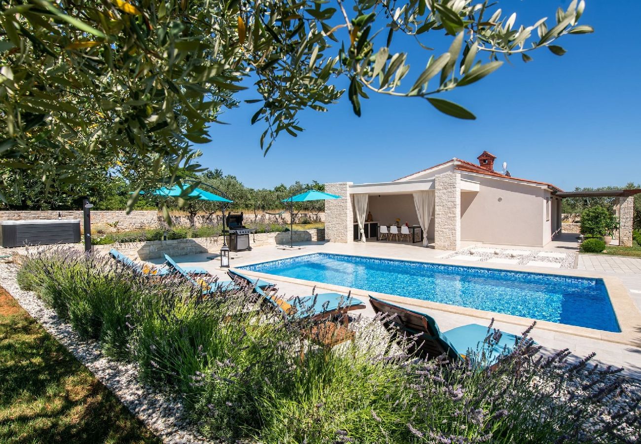 Villa in Mali Vareški - Villa Silentio mit Whirlpool und Pool (4+2)