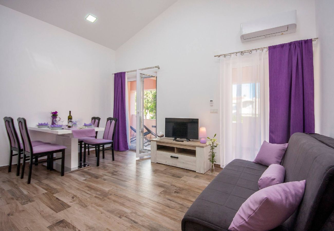 Ferienwohnung in Šibenik-Brodarica - Apartment Perla - two bedroom apartment with a garden view