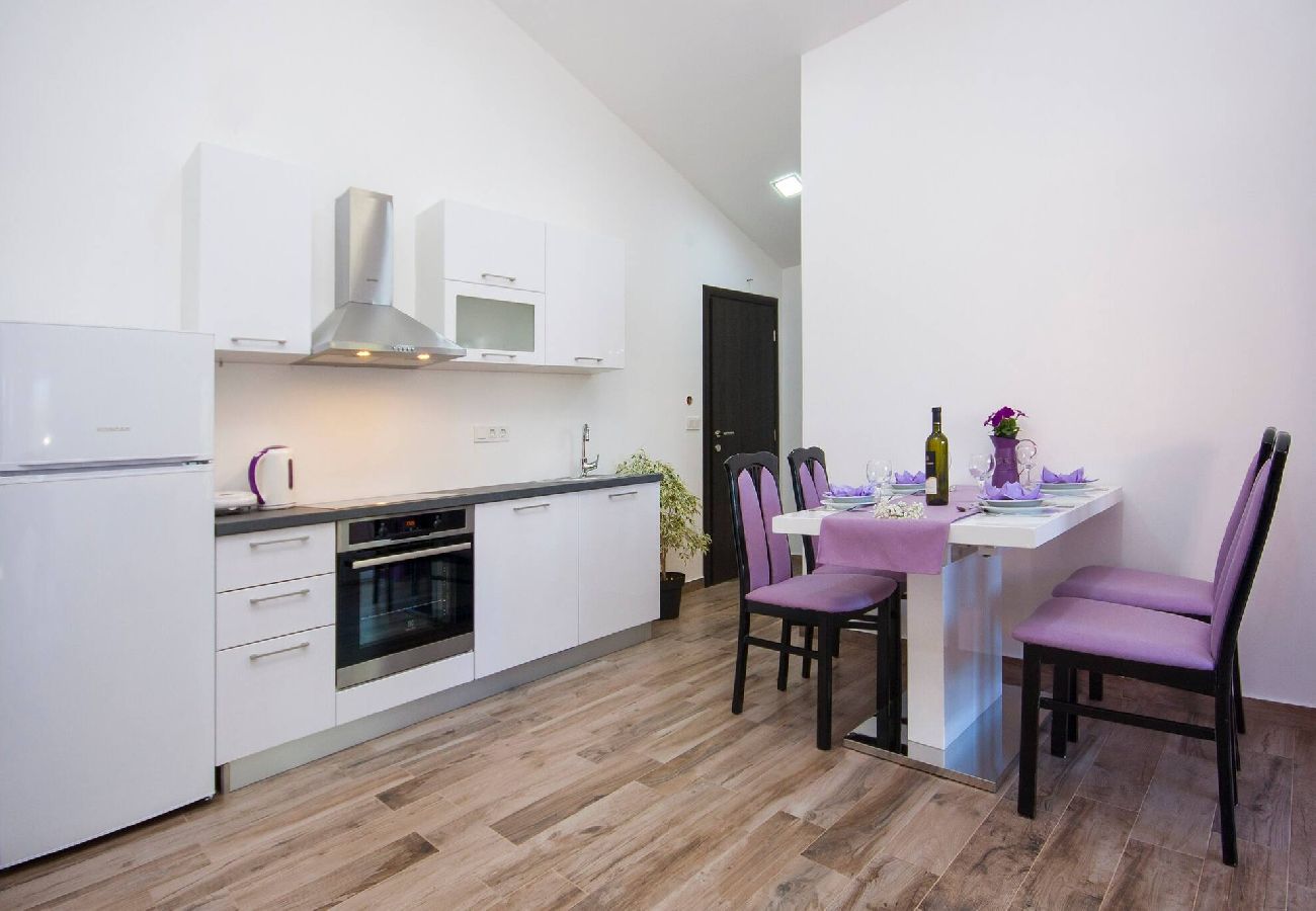 Ferienwohnung in Šibenik-Brodarica - Apartment Perla - two bedroom apartment with a garden view