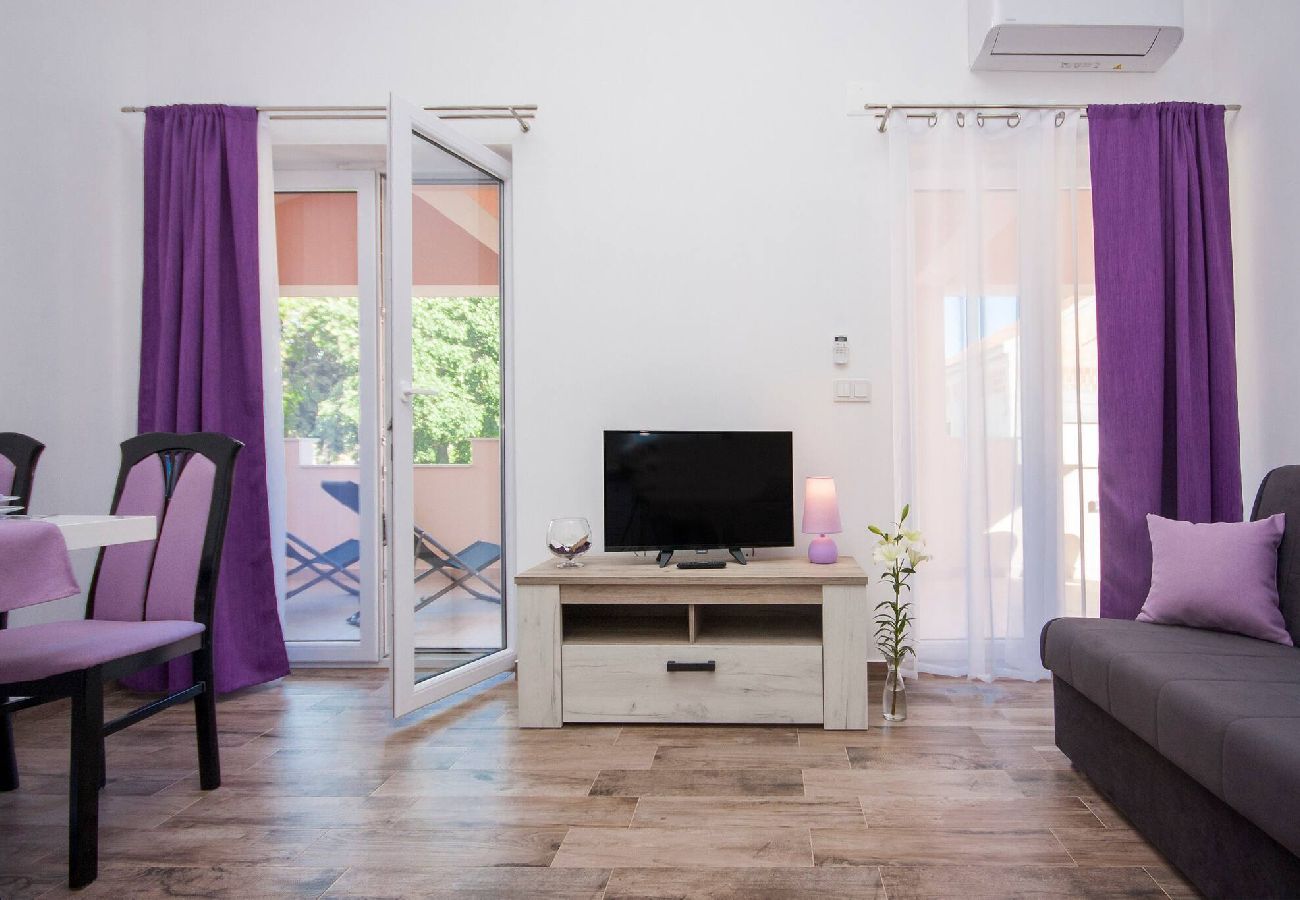 Ferienwohnung in Šibenik-Brodarica - Apartment Perla - two bedroom apartment with a garden view