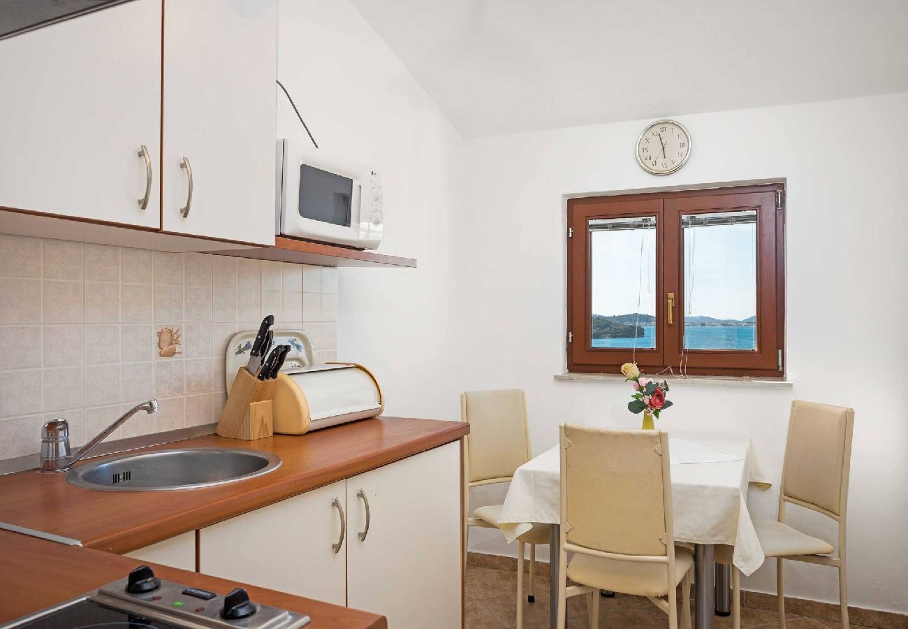 Ferienwohnung in Tisno - Apartments Kaina - two bedroom apartment with a sea view (yellow)