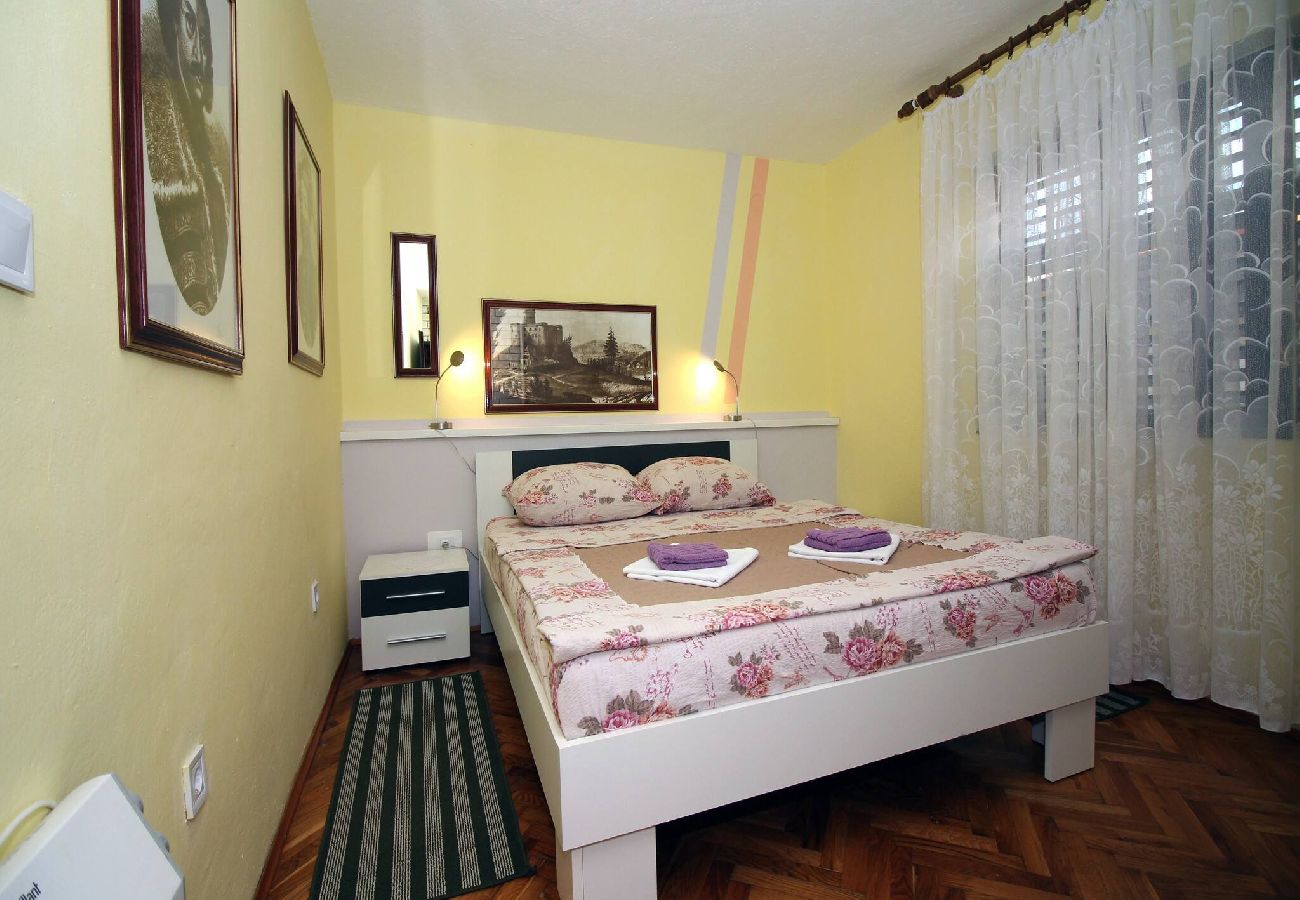 Ferienhaus in Tisno - Holiday Home Serov - four bedroom house