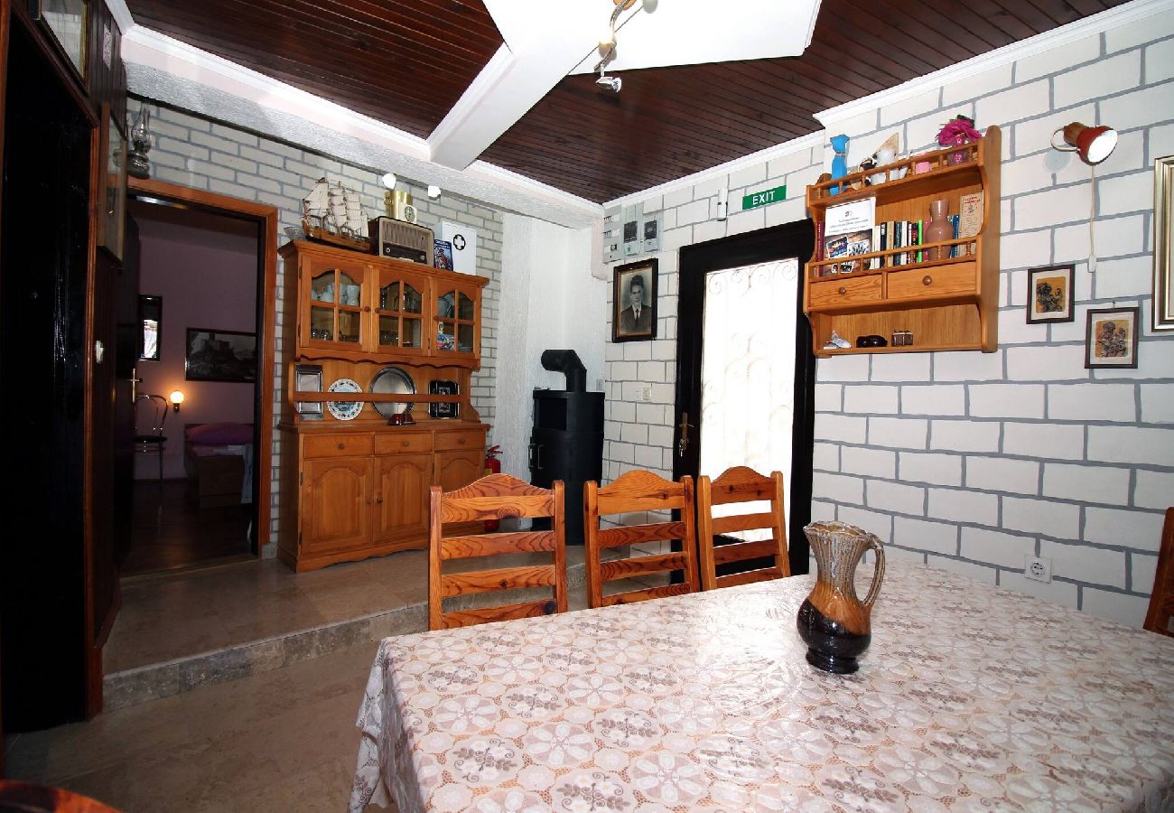 Ferienhaus in Tisno - Holiday Home Serov - four bedroom house