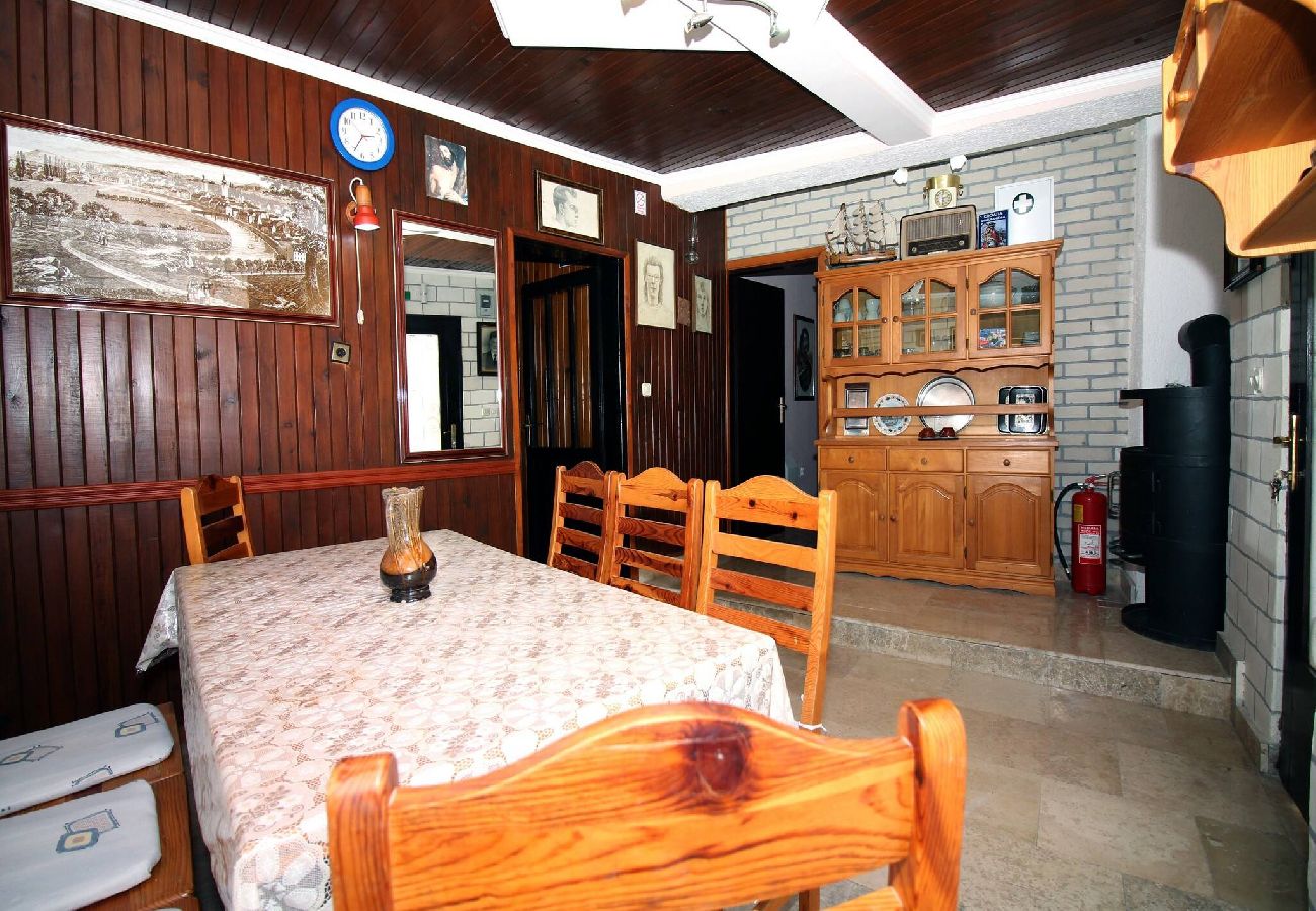 Ferienhaus in Tisno - Holiday Home Serov - four bedroom house