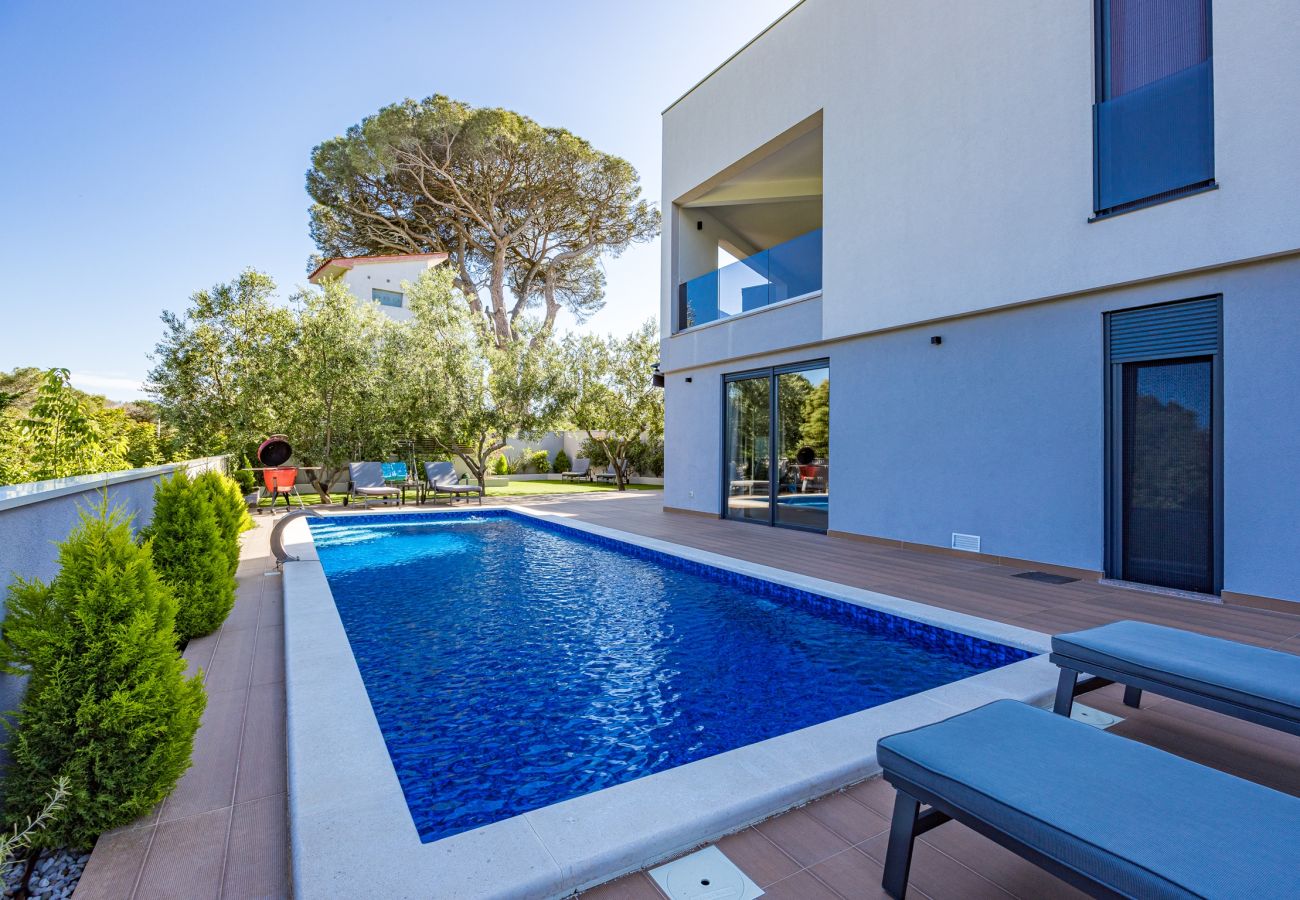 Villa in Cervar Porat - Villa Pinus mit Pool, Spielzimmer, Garten