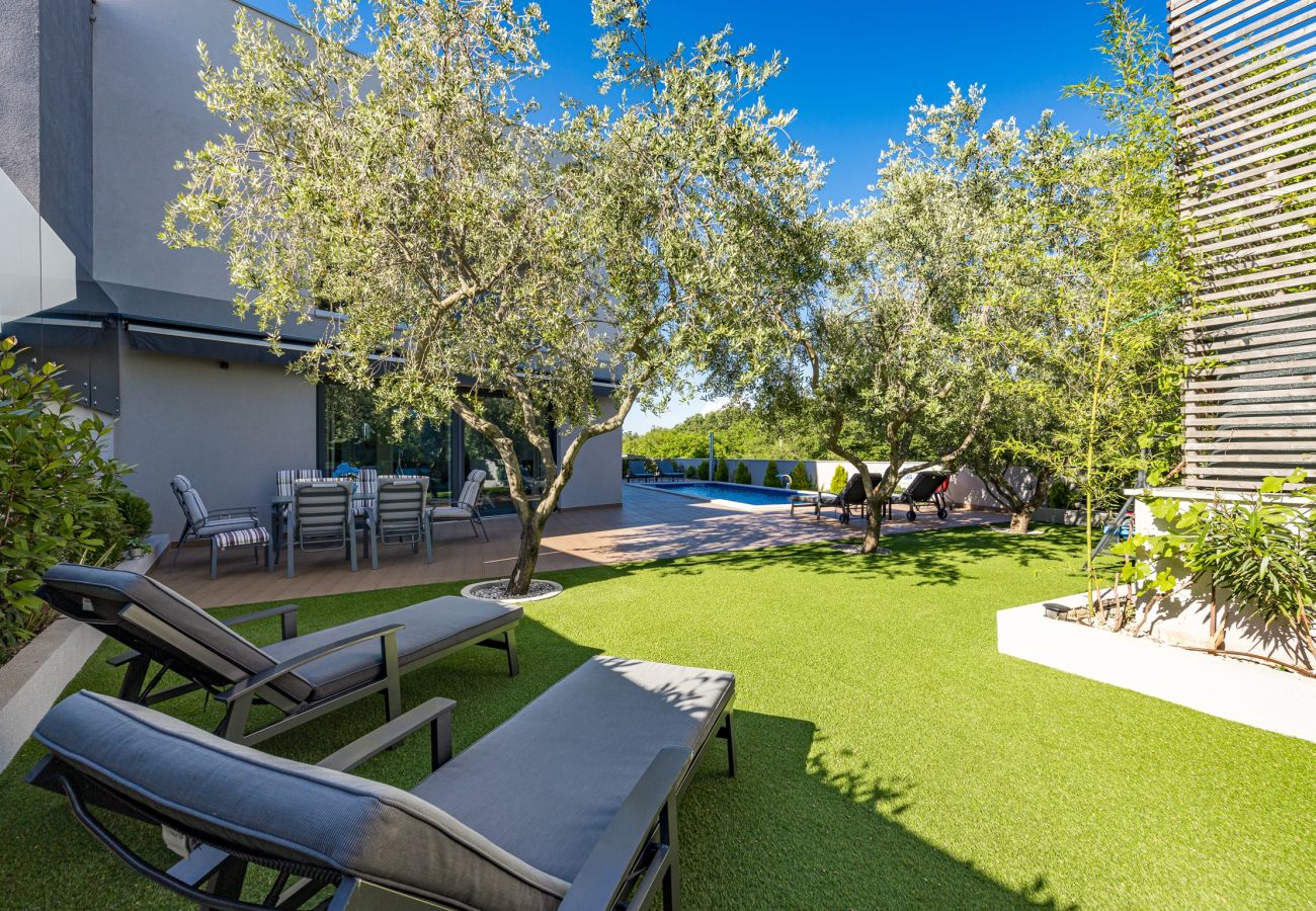 Villa in Cervar Porat - Villa Pinus mit Pool, Spielzimmer, Garten