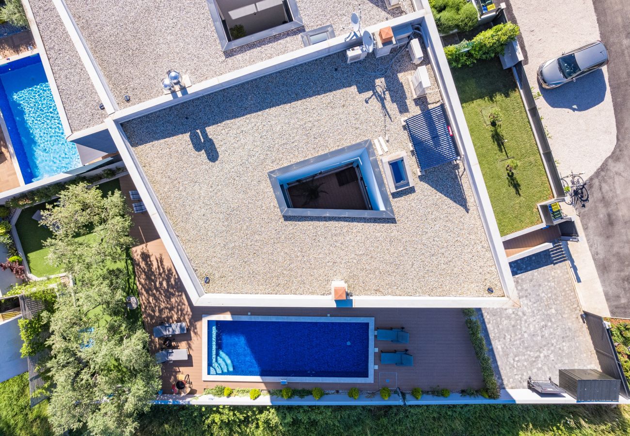 Villa in Cervar Porat - Villa Pinus mit Pool, Spielzimmer, Garten