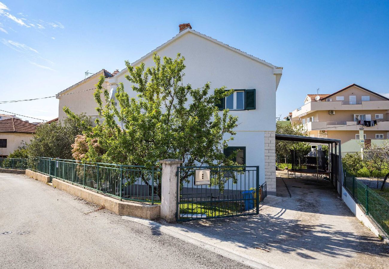 Ferienhaus in Šibenik-Brodarica - Holiday Home Roko&Iva - three bedroom house with a sea view