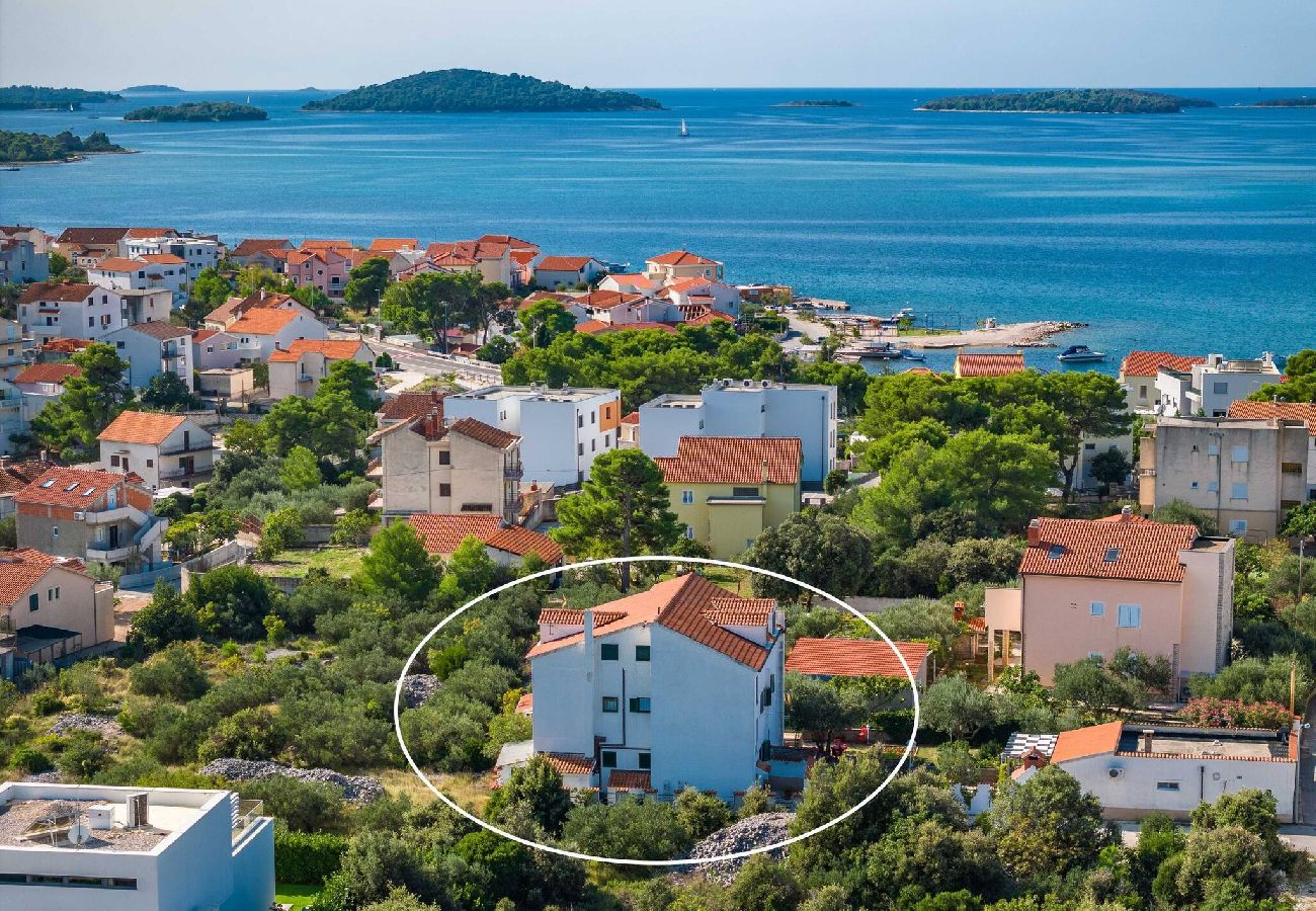 Ferienwohnung in Šibenik-Brodarica - Goranka Apartment - three bedroom apartment with a balcony