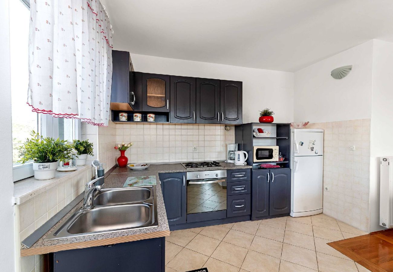 Ferienwohnung in Šibenik-Brodarica - Goranka Apartment - three bedroom apartment with a balcony