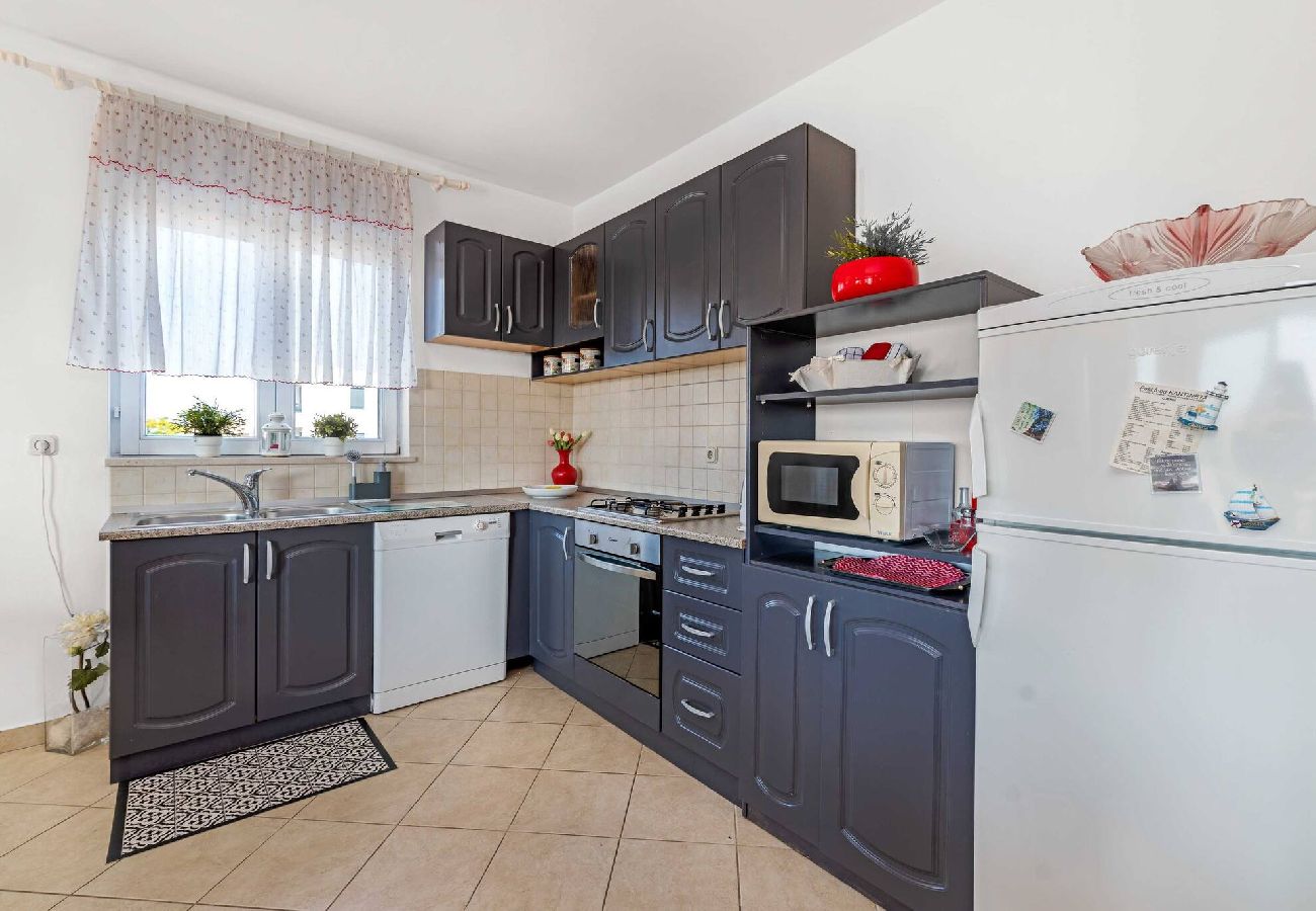 Ferienwohnung in Šibenik-Brodarica - Goranka Apartment - three bedroom apartment with a balcony