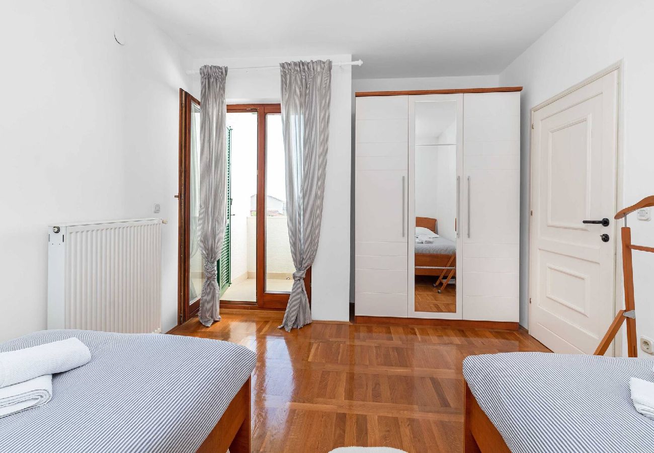 Ferienwohnung in Šibenik-Brodarica - Goranka Apartment - three bedroom apartment with a balcony