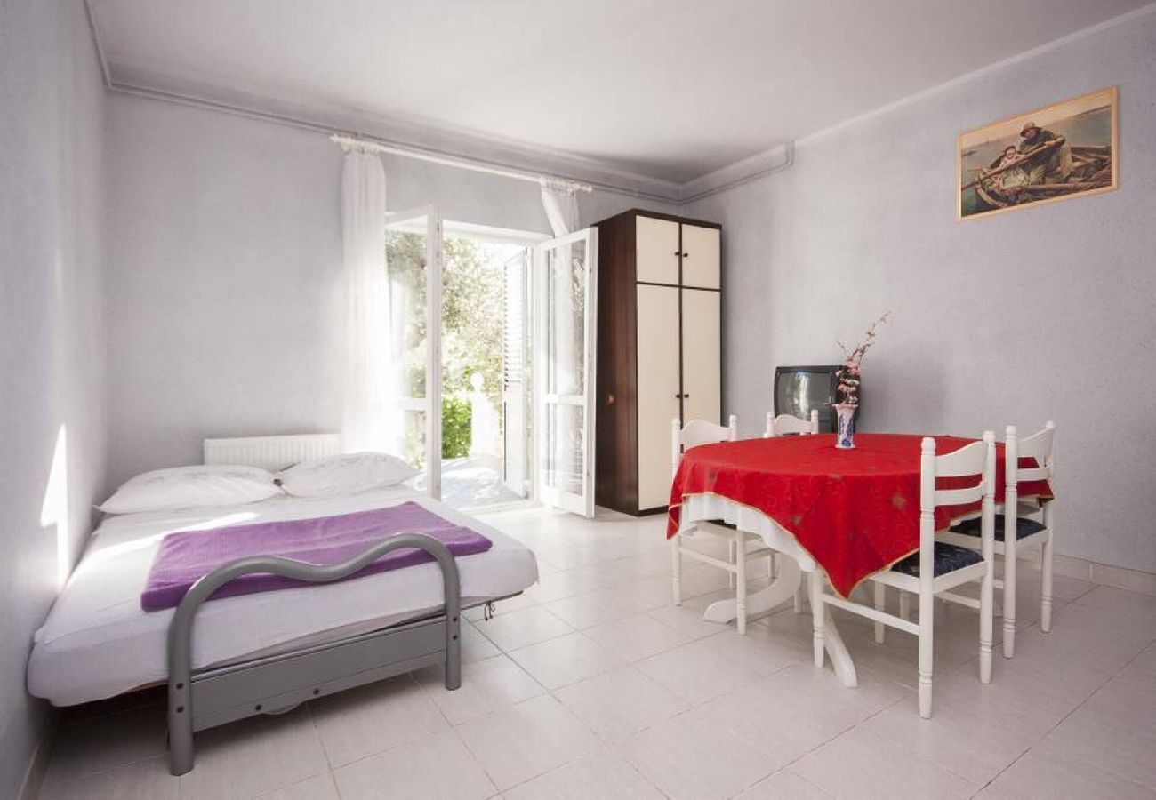 Ferienwohnung in Šibenik-Brodarica - Apartments Zdenka - one bedroom apartment with a terrace A2