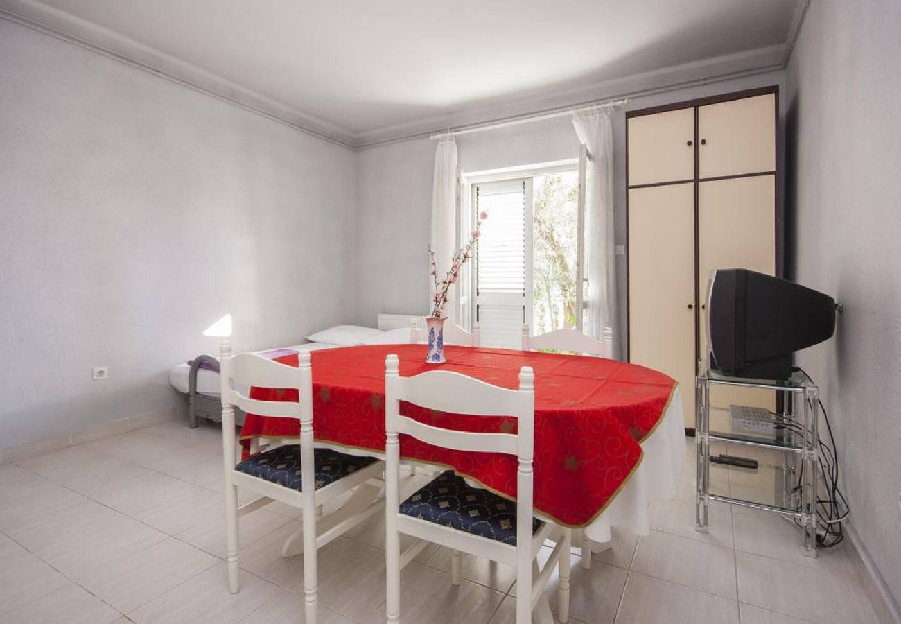 Ferienwohnung in Šibenik-Brodarica - Apartments Zdenka - one bedroom apartment with a terrace A2