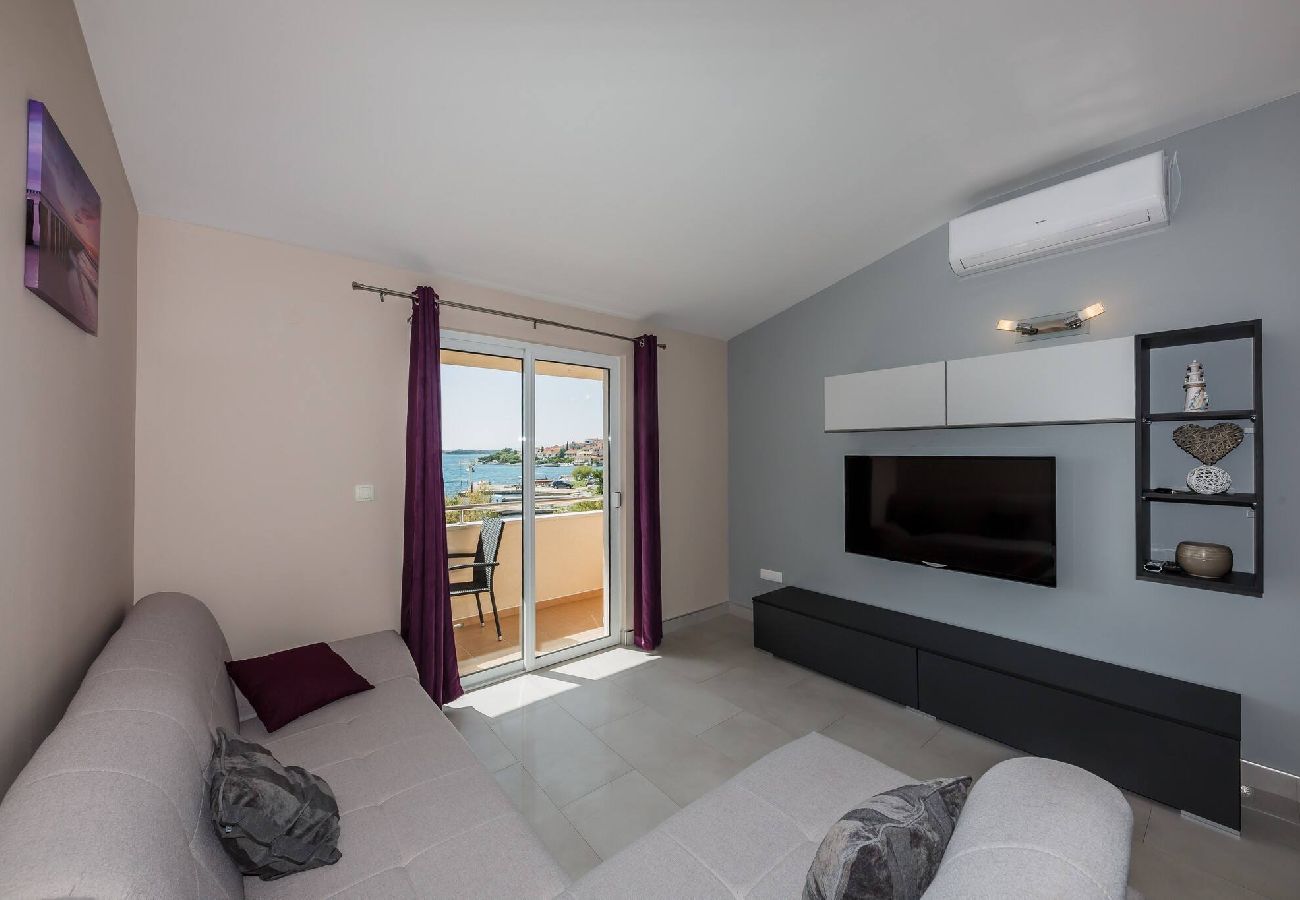 Ferienwohnung in Šibenik-Brodarica - Apartments Savin - two bedroom apartment with a sea view