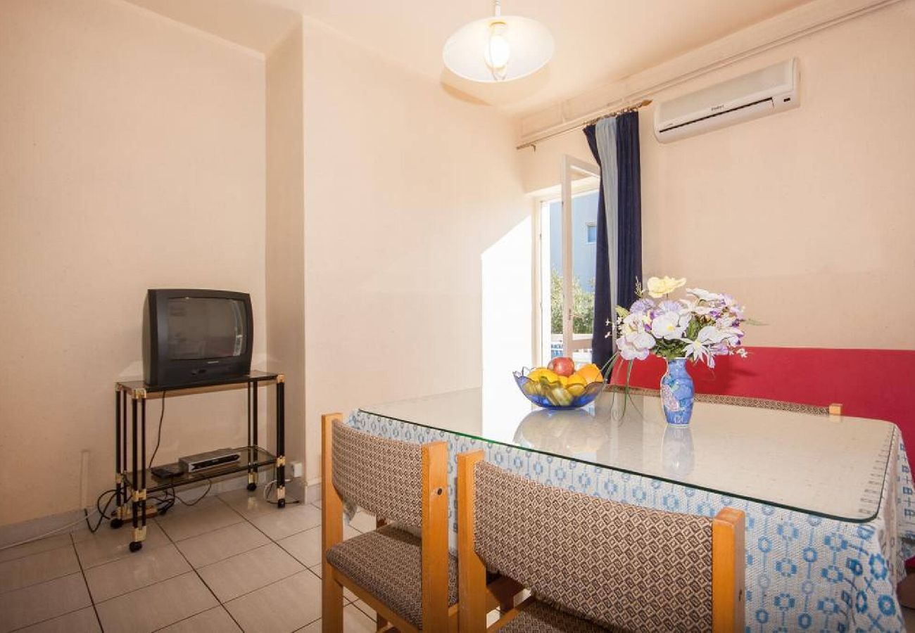 Ferienwohnung in Šibenik-Brodarica - Apartments Zdenka - two bedroom apartment with a terrace A1