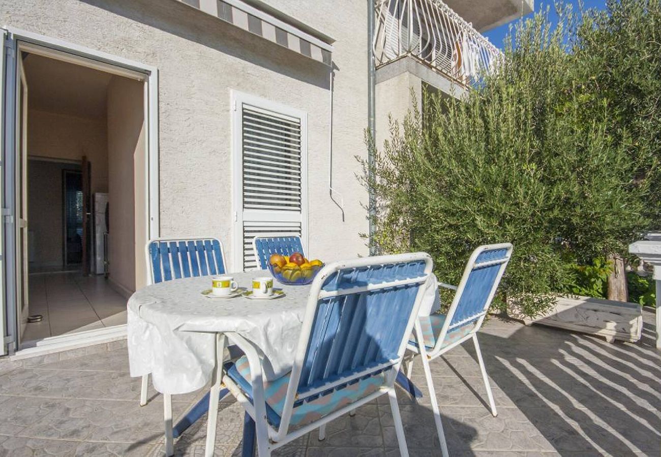 Ferienwohnung in Šibenik-Brodarica - Apartments Zdenka - two bedroom apartment with a terrace A1