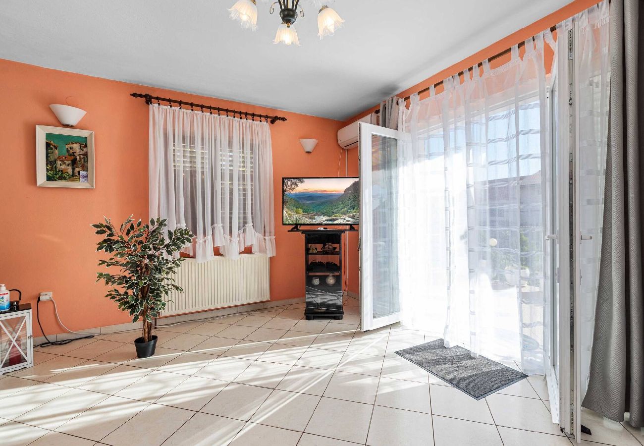 Ferienwohnung in Šibenik-Brodarica - Apartments Barbarella - two bedroom apartment with a garden view A1