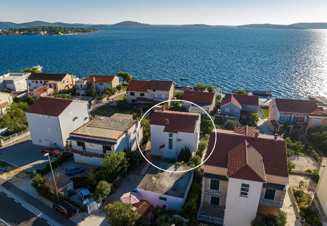 Ferienwohnung in Šibenik-Brodarica - Apartments Barbarella - two bedroom apartment with a garden view A1