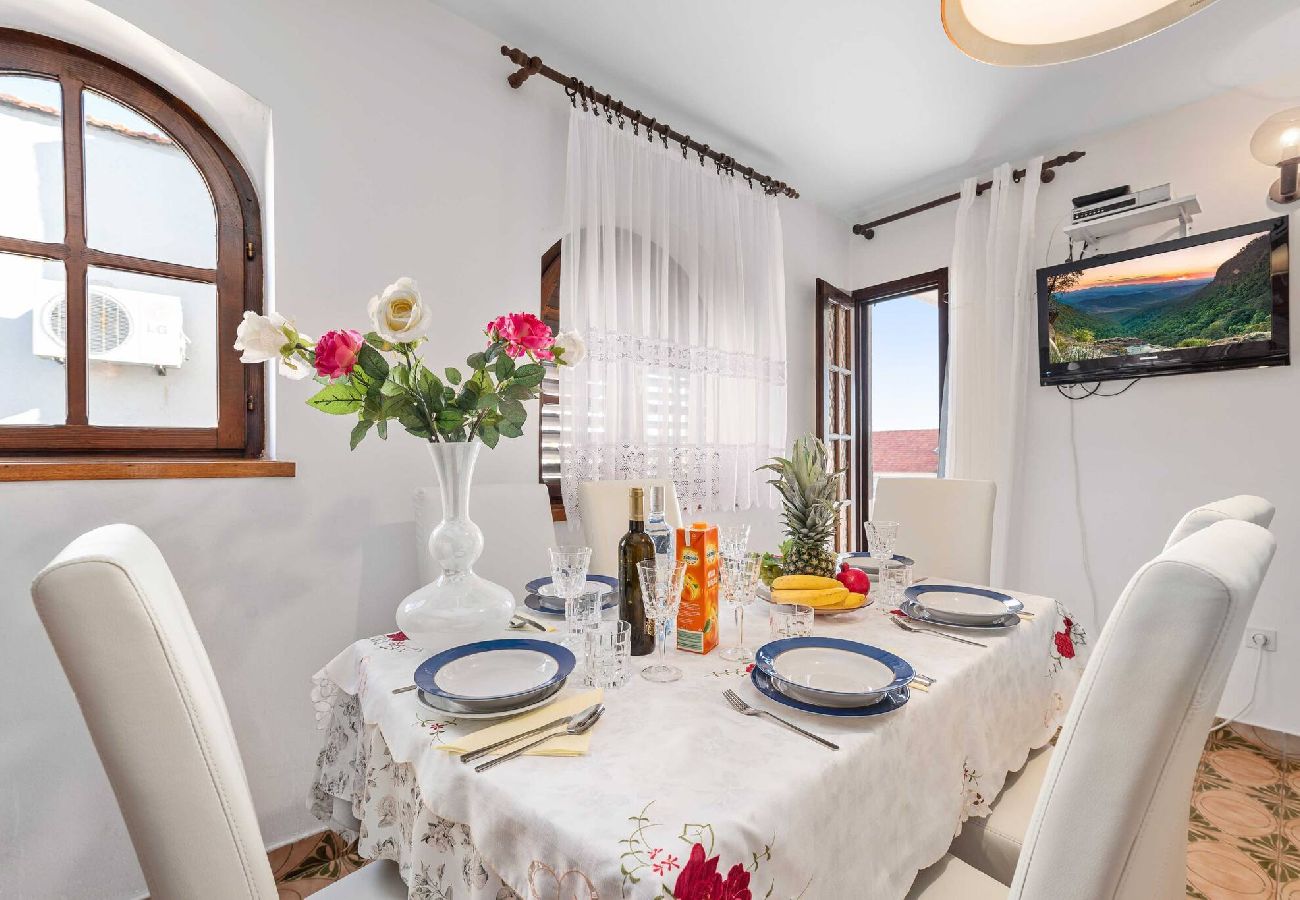 Ferienwohnung in Šibenik-Brodarica - Apartments Barbarella - three bedroom apartment with a sea view A2