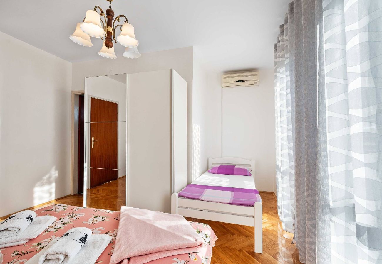 Ferienwohnung in Šibenik-Brodarica - Apartments Barbarella - three bedroom apartment with a sea view A2