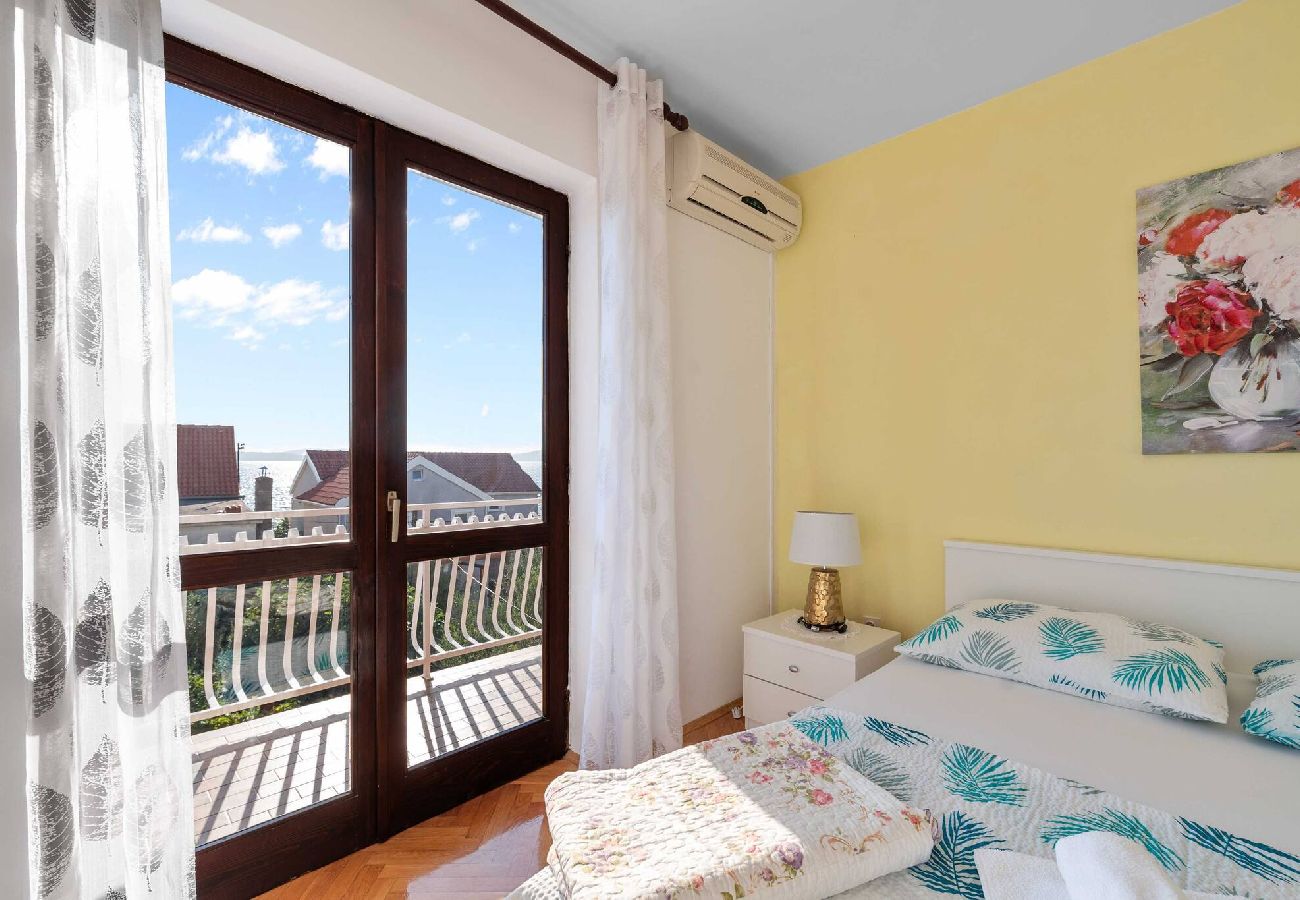 Ferienwohnung in Šibenik-Brodarica - Apartments Barbarella - three bedroom apartment with a sea view A2