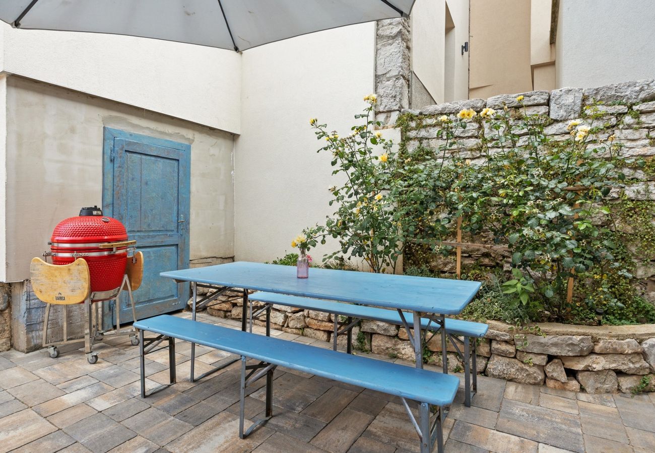 Ferienhaus in Orlec - Rural House with Jacuzzi and Foosball