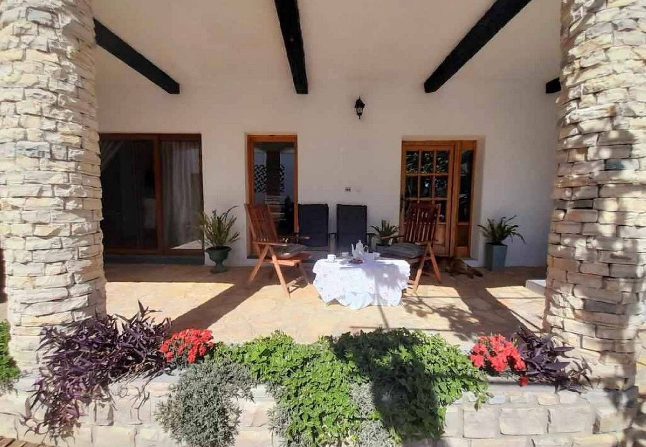 Ferienhaus in Pakoštane - Holiday Home Kotulin - three bedroom house with a terrace