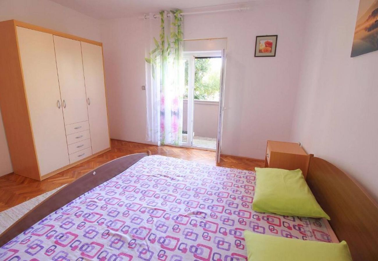 Ferienwohnung in Dinjiška - Apartments Dubravica - two bedroom apartment with a sea view