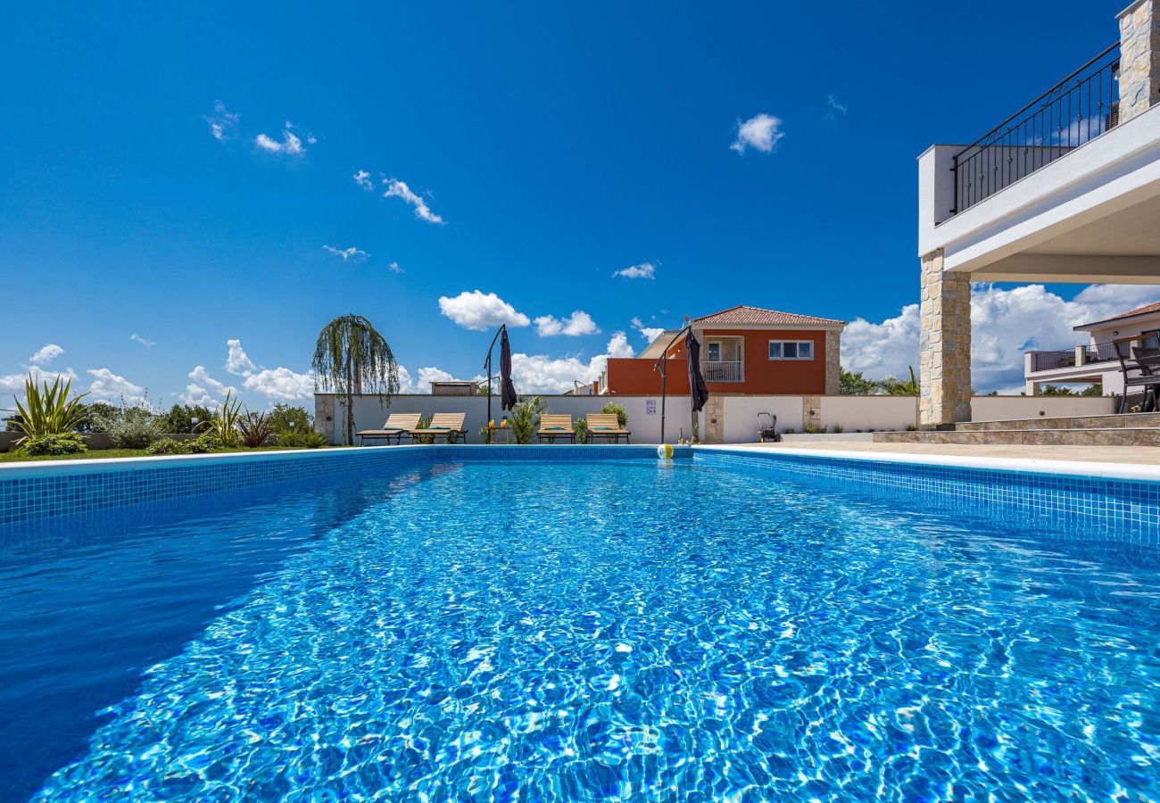 Villa in Krnica - Bezaubernde Villa North mit Pool und Whirlpool