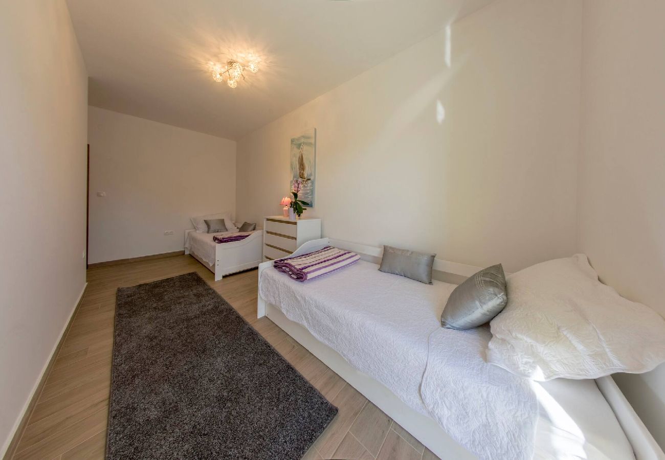 Ferienwohnung in Skradin - Apartments Scolopax Rusticola - two bedroom apartment with a balcony A2