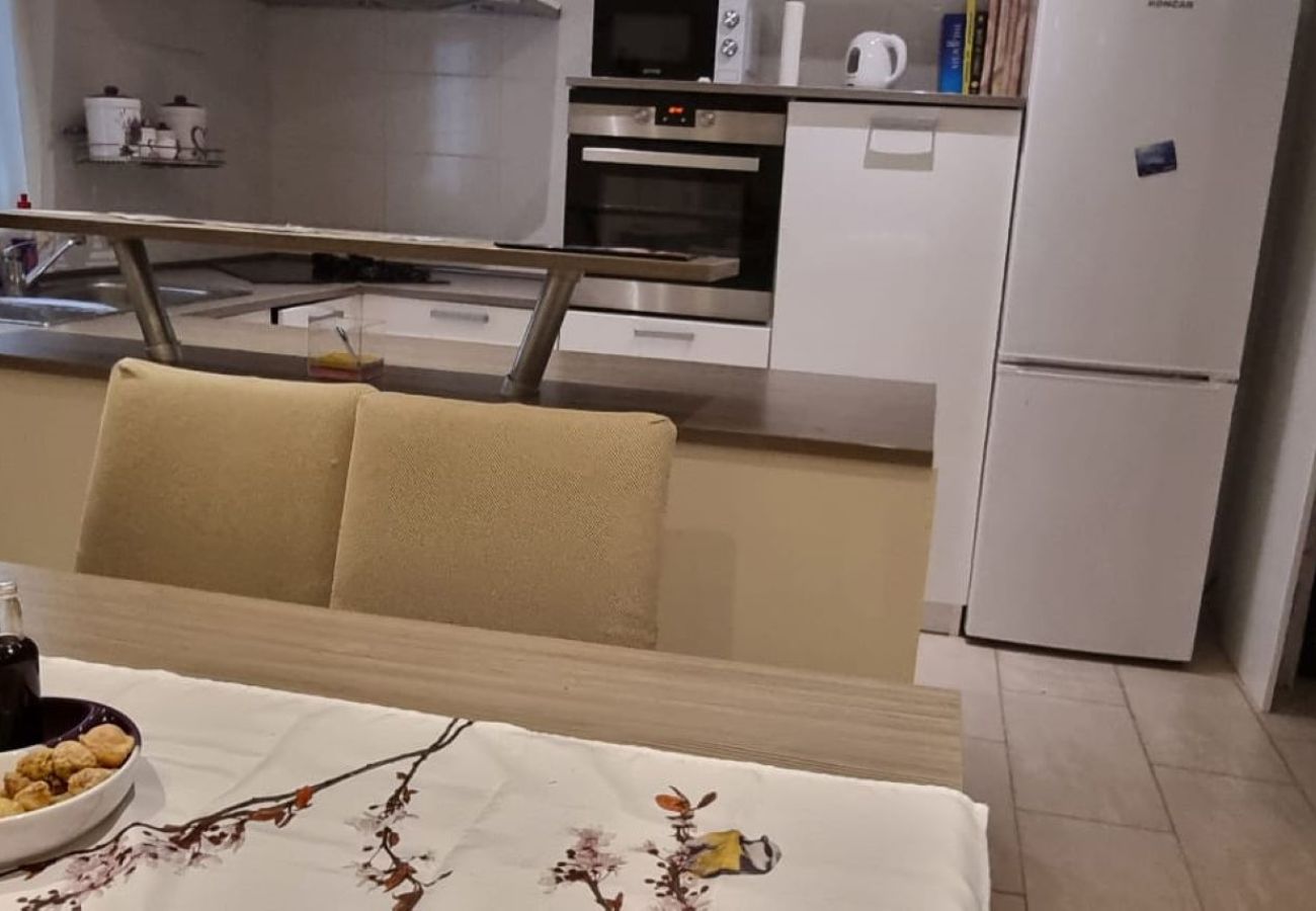 Ferienwohnung in Kaštel Novi - Apartment Viva - three bedroom apartment with a swimming pool