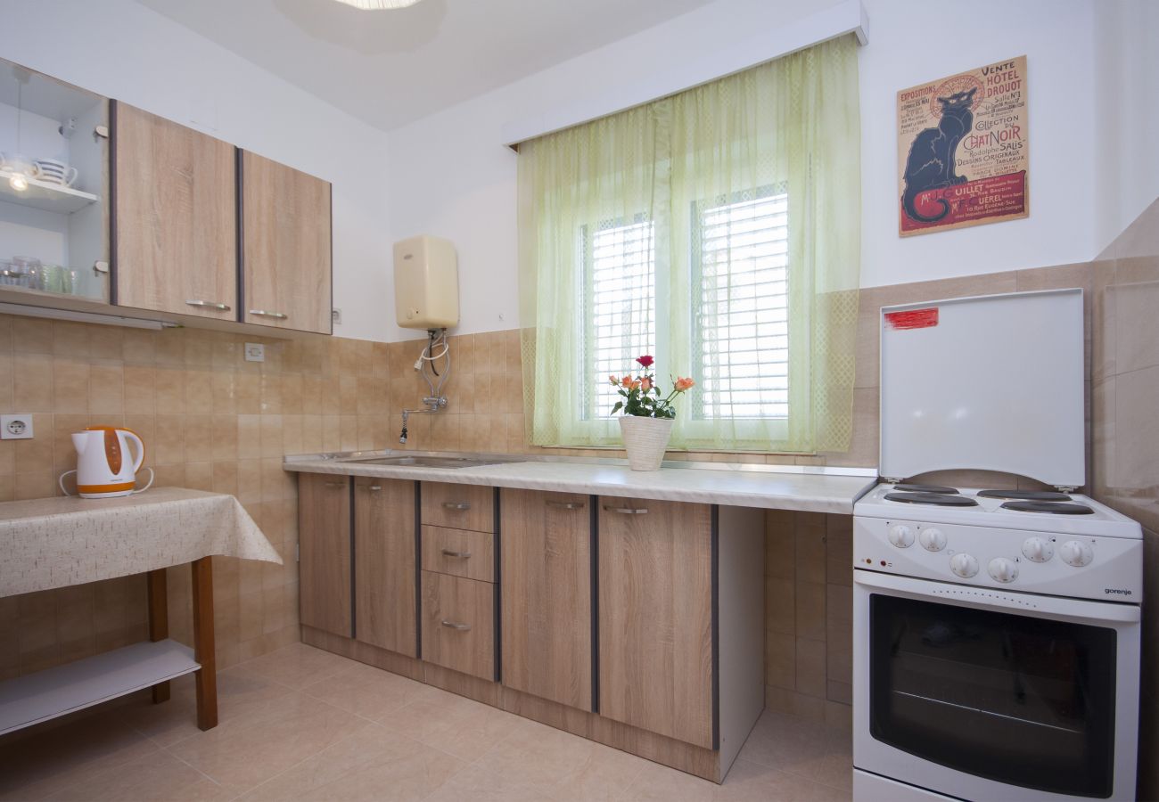 Ferienwohnung in Šibenik-Brodarica - Apartments Vukičević - Apartment mit vier Schlafzimmern und Meerblick (Karla)