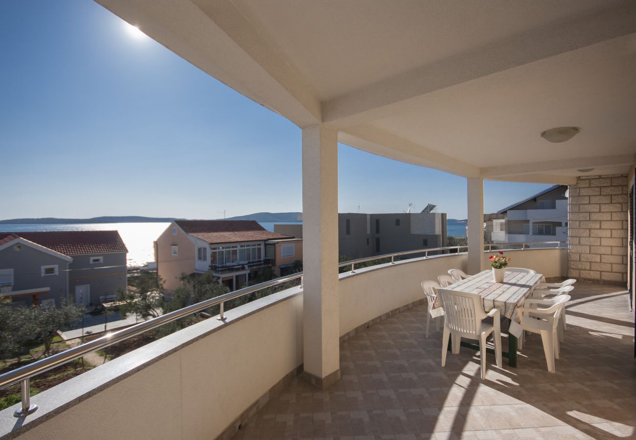 Ferienwohnung in Šibenik-Brodarica - Apartments Vukičević - Apartment mit vier Schlafzimmern und Meerblick (Karla)