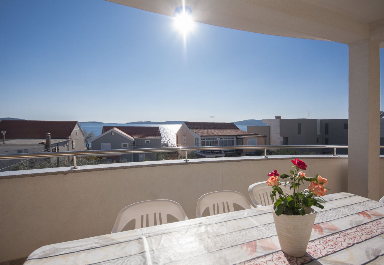 Ferienwohnung in Šibenik-Brodarica - Apartments Vukičević - Apartment mit vier Schlafzimmern und Meerblick (Karla)