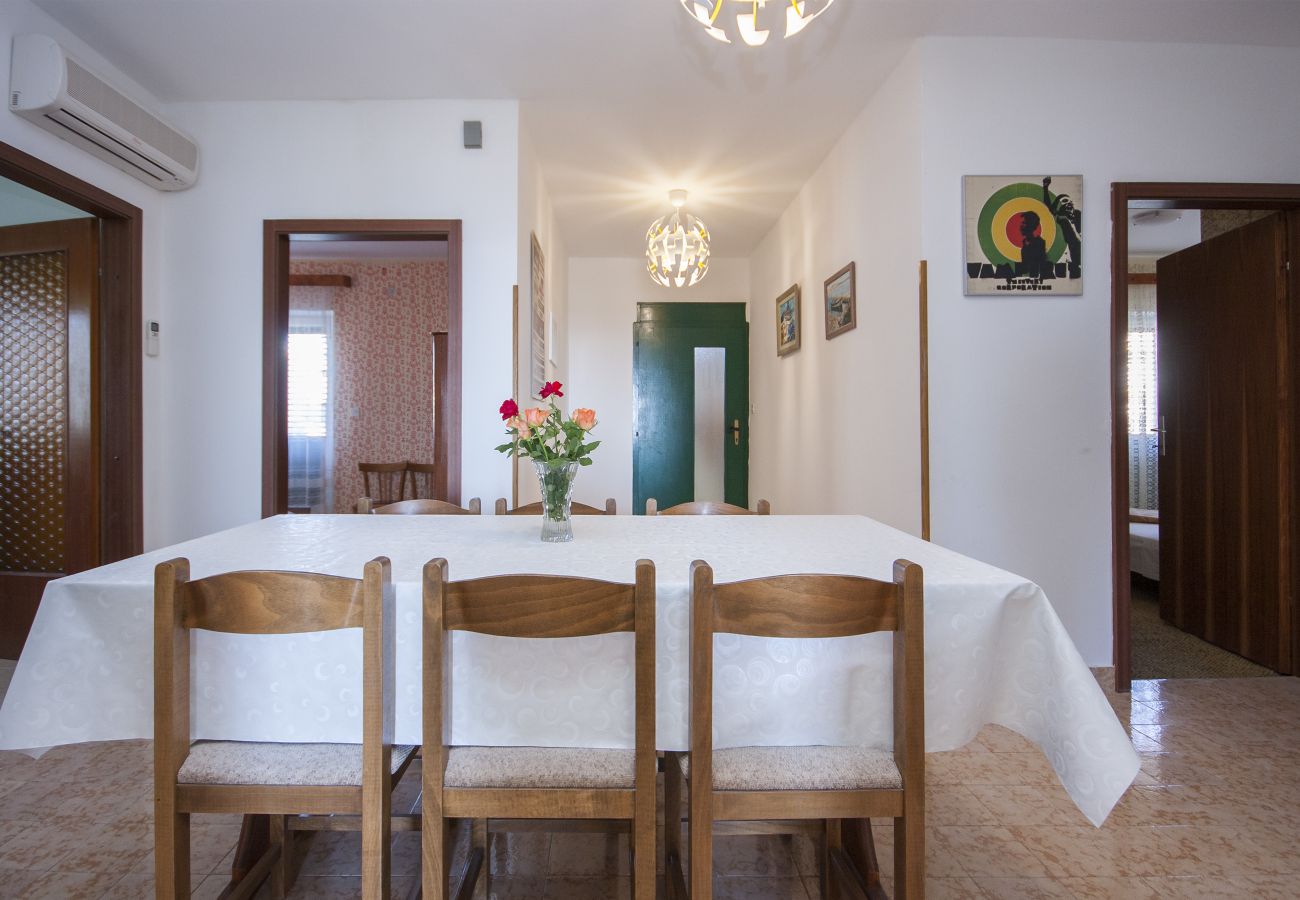 Ferienwohnung in Šibenik-Brodarica - Apartments Vukičević - Apartment mit vier Schlafzimmern und Meerblick (Karla)