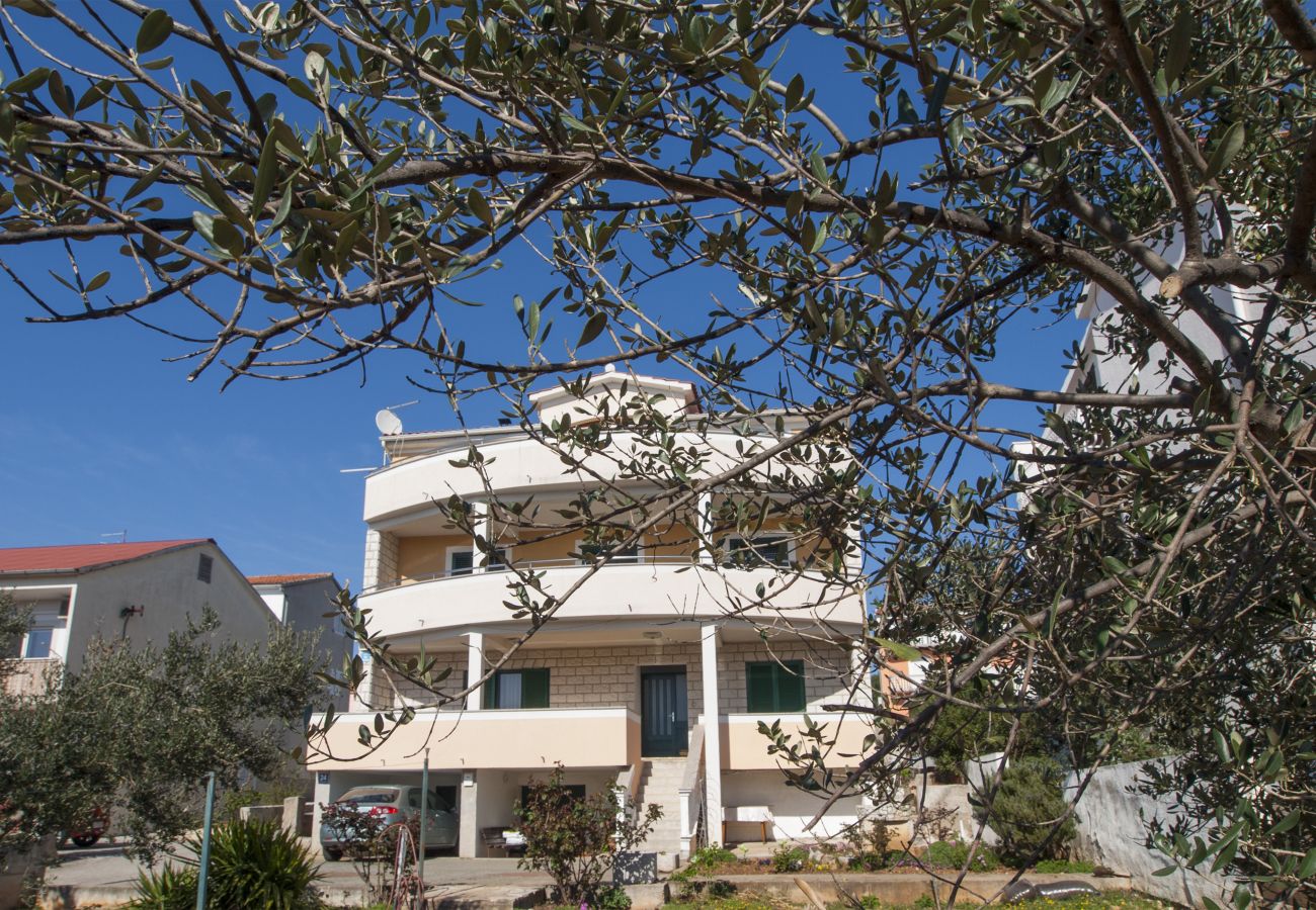 Ferienwohnung in Šibenik-Brodarica - Apartments Vukičević - Apartment mit vier Schlafzimmern und Meerblick (Karla)