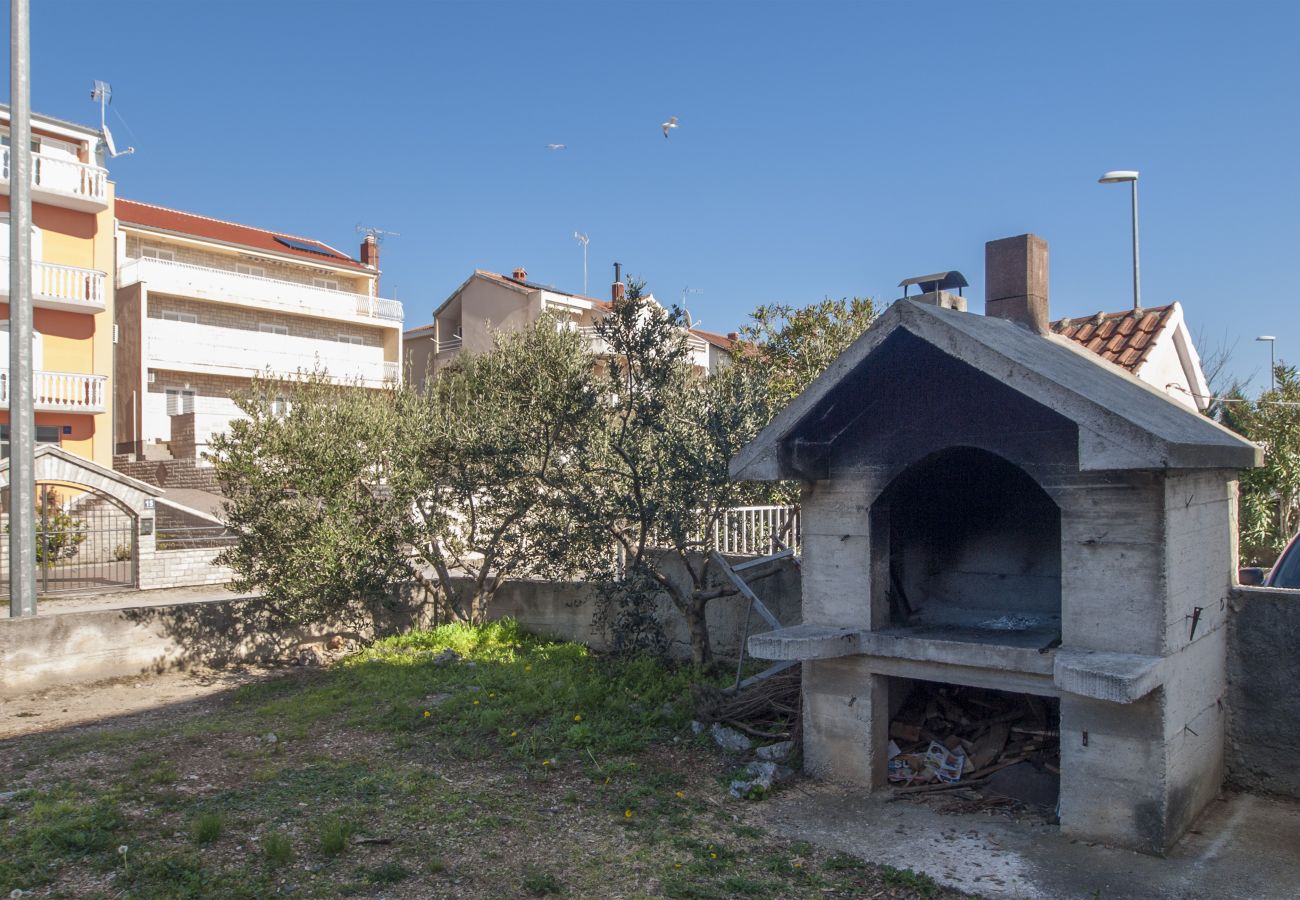 Ferienwohnung in Šibenik-Brodarica - Apartments Vukičević - Apartment mit vier Schlafzimmern und Meerblick (Karla)