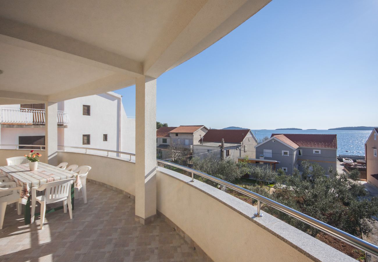 Ferienwohnung in Šibenik-Brodarica - Apartments Vukičević - Apartment mit vier Schlafzimmern und Meerblick (Karla)