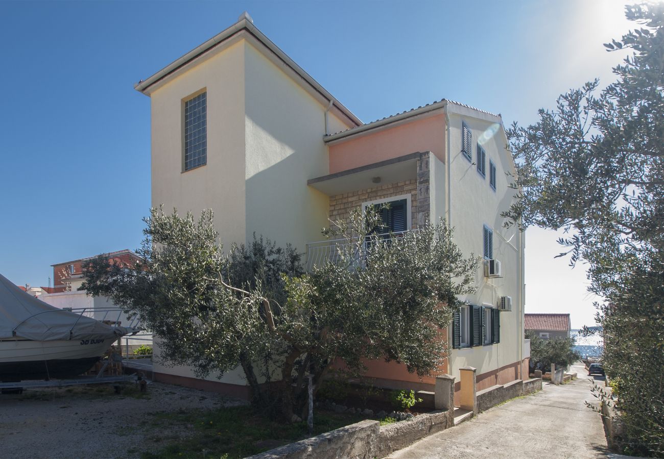 Ferienwohnung in Šibenik-Brodarica - Apartments Vukičević - Apartment mit vier Schlafzimmern und Meerblick (Karla)