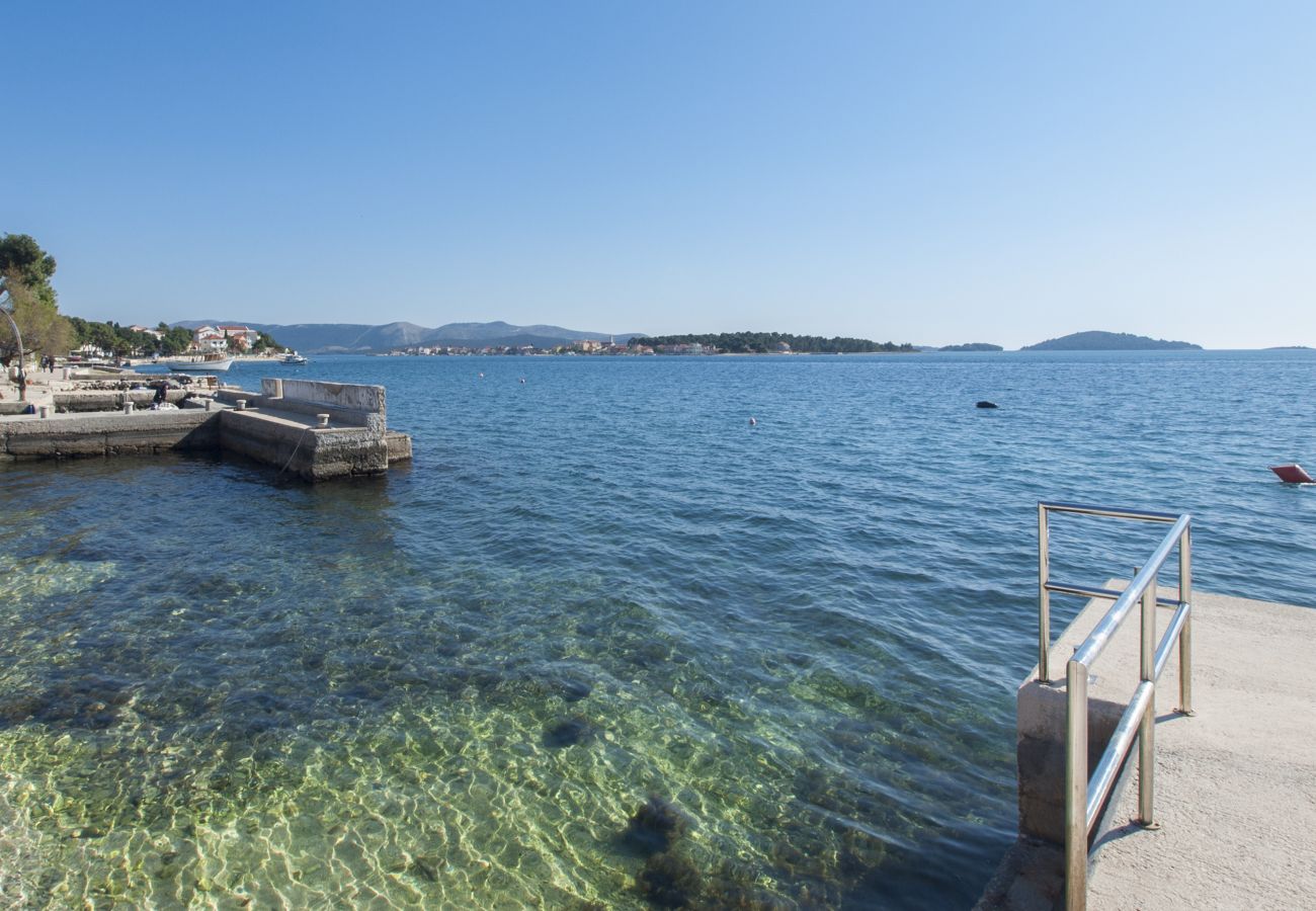 Ferienwohnung in Šibenik-Brodarica - Apartments Vukičević - Apartment mit vier Schlafzimmern und Meerblick (Karla)