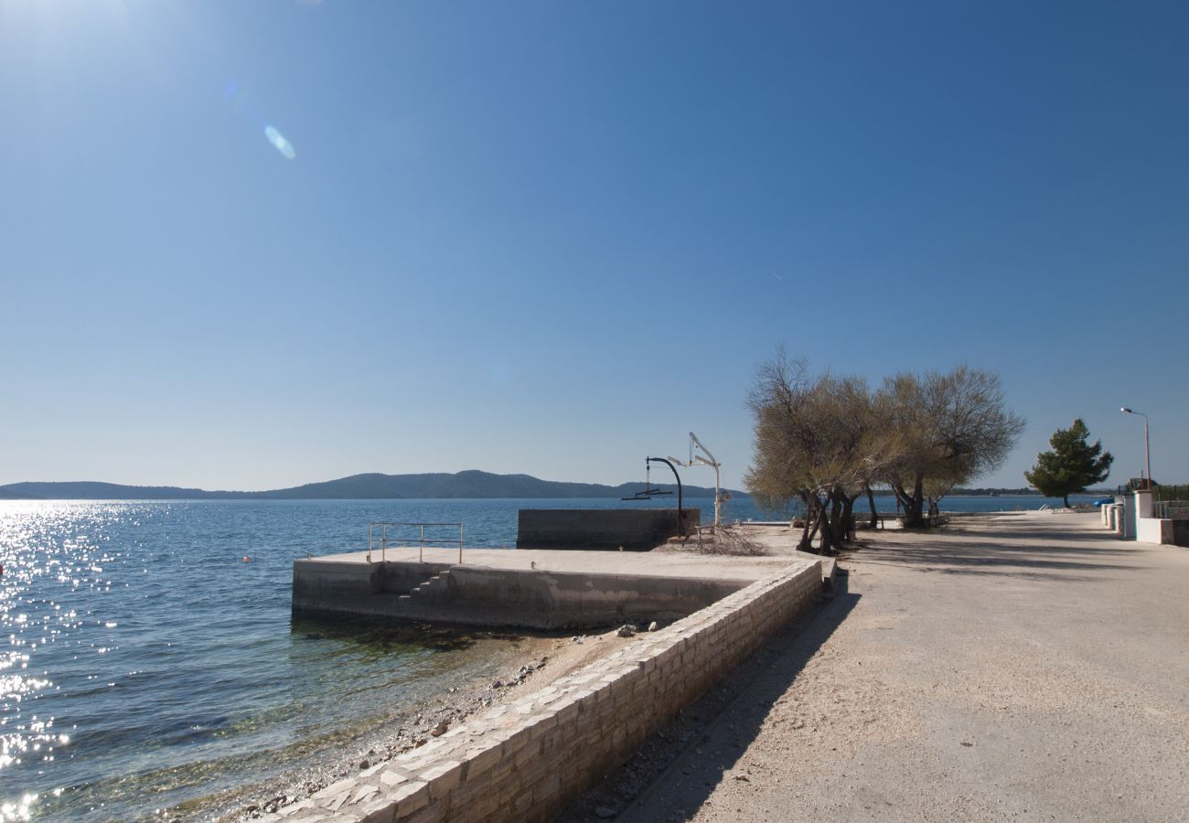 Ferienwohnung in Šibenik-Brodarica - Apartments Vukičević - Apartment mit vier Schlafzimmern und Meerblick (Karla)