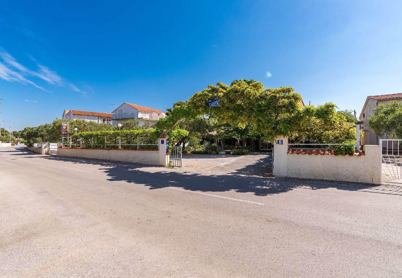 Ferienwohnung in Šibenik-Brodarica - Apartments Nena - Apartment mit einem Schlafzimmer und Balkon (Matea A1)