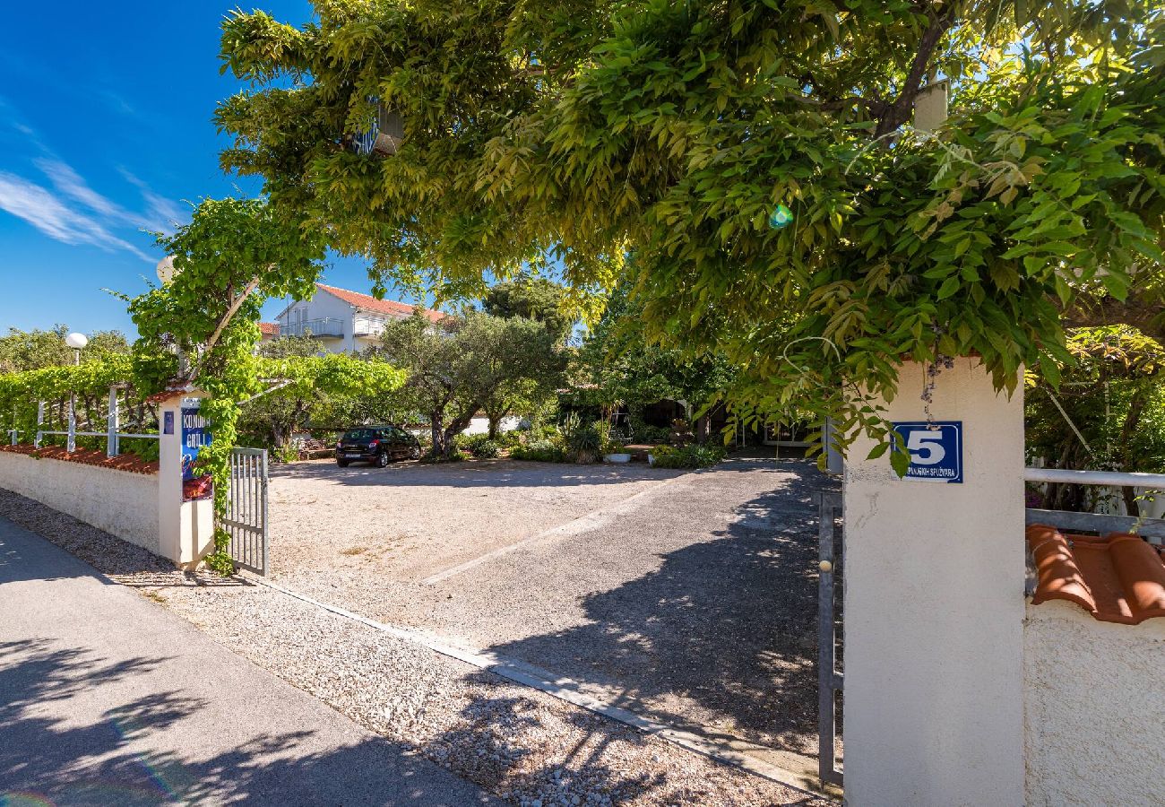 Ferienwohnung in Šibenik-Brodarica - Apartments Nena - Apartment mit zwei Schlafzimmern und Balkon (Paola A2)