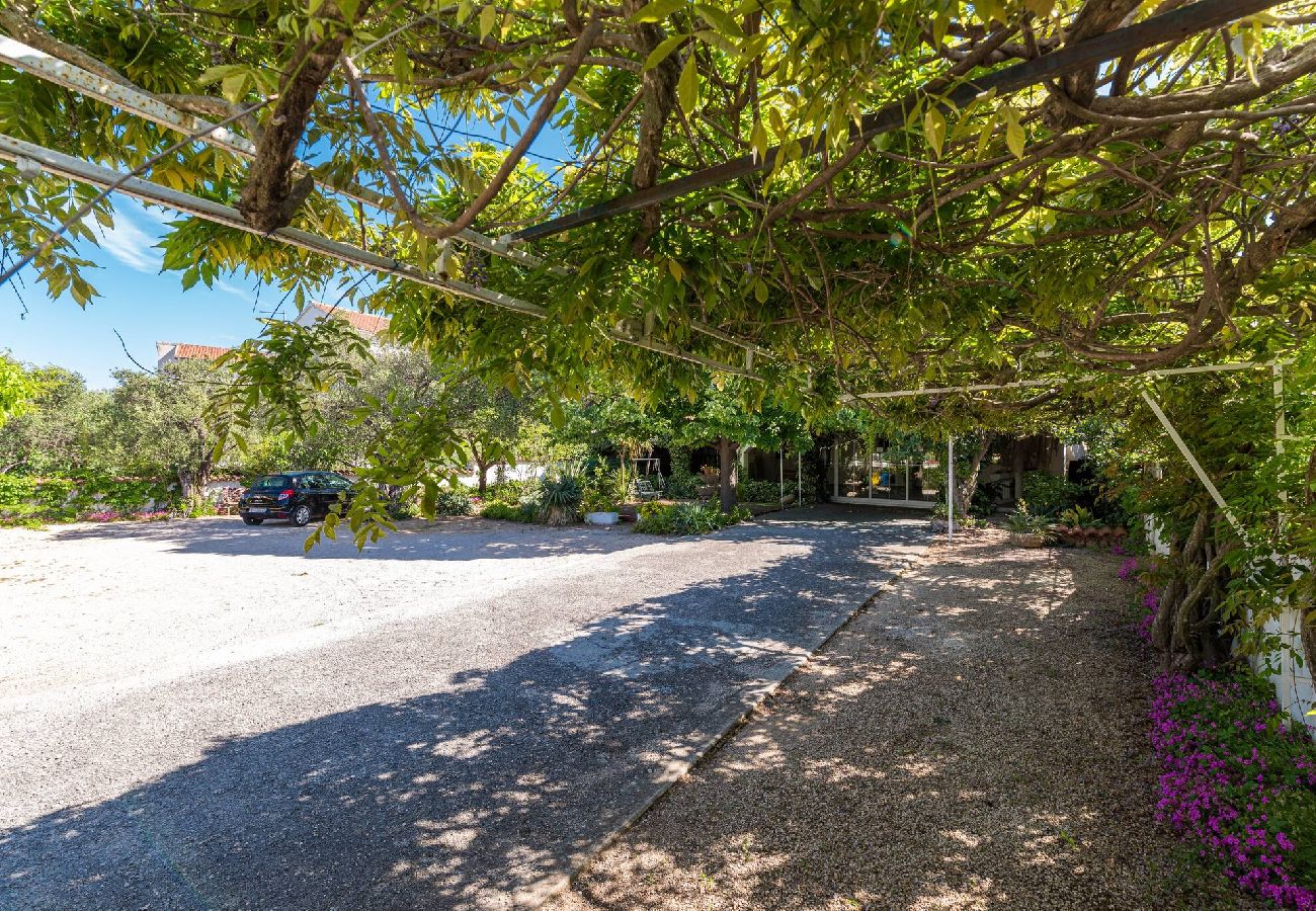 Ferienwohnung in Šibenik-Brodarica - Apartments Nena - Apartment mit zwei Schlafzimmern und Balkon (Paola A2)