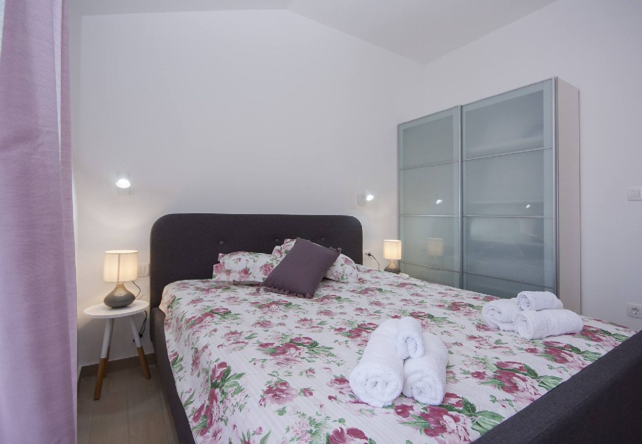 Ferienwohnung in Šibenik-Brodarica - Apartments Tonia - Apartment mit einem Schlafzimmer und Meerblick (Tonia A2)