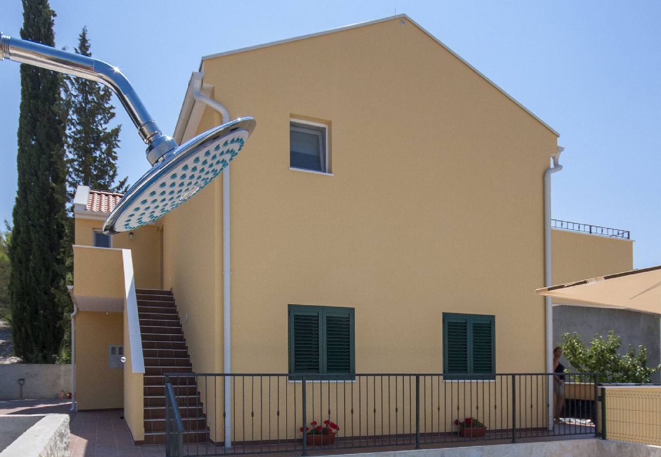 Ferienwohnung in Šibenik-Brodarica - Apartments Tonia - Apartment mit einem Schlafzimmer und Meerblick (Tonia A2)