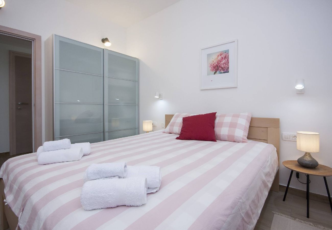 Ferienwohnung in Šibenik-Brodarica - Apartments Tonia - Apartment mit einem Schlafzimmer und Meerblick (Mala A1)